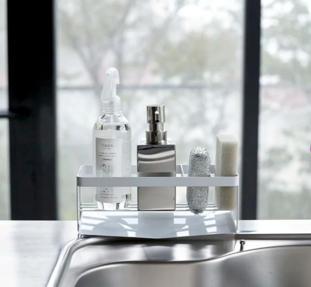 Diskmedel & svamphållare i metall, TOWER SINK ORGANISER, Yamazaki, Vit i gruppen Förvaring / Köksförvaring / Diskställ och diskbänk hos SmartaSaker.se (40424)