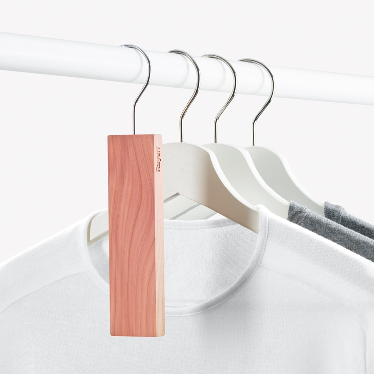Doftblock med krok, Cederträ, 4 st, LARGE HANG UPS, 4,5 x H 24 cm, Natur i gruppen Förvaring / Garderobsförvaring hos SmartaSaker.se (40474)