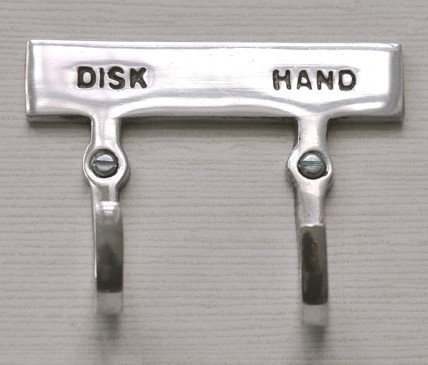 Dubbel krok med skylt, DISK & HAND, Exmez, Sandgjuten aluminium i gruppen Förvaring / Magneter och självhäftande hos SmartaSaker.se (40479)