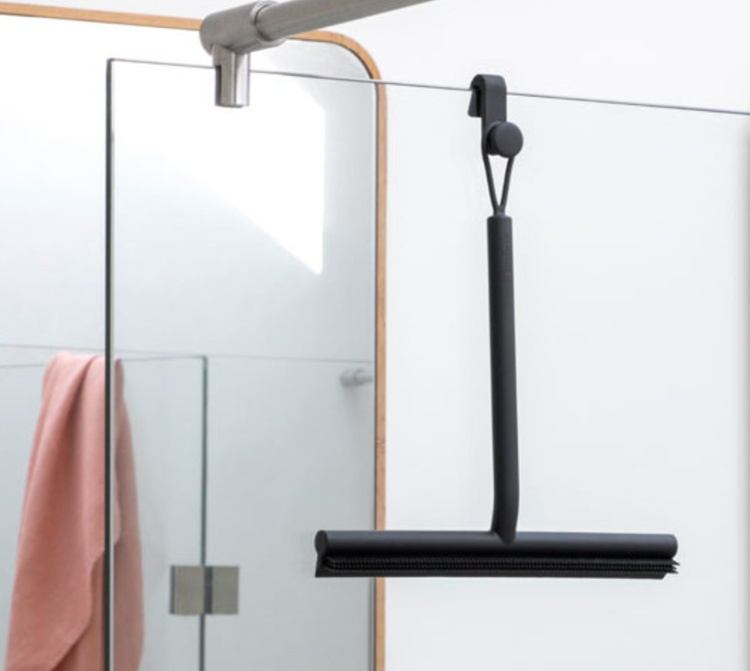 Duschskrapa med över dörr krok, BRABANTIA SHOWER SQUEEGEE i gruppen Förvaring / Badrumsförvaring hos SmartaSaker.se (40533)