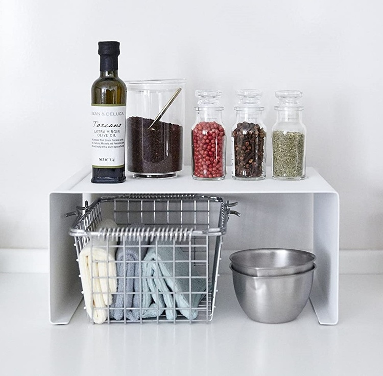 Extra hylla i metall, TOWER STACKABLE RACK, 30,5 x 22 x H14 cm, Yamazaki, Vit i gruppen Förvaring / Köksförvaring / Organisera köksskåp hos SmartaSaker.se (40590)