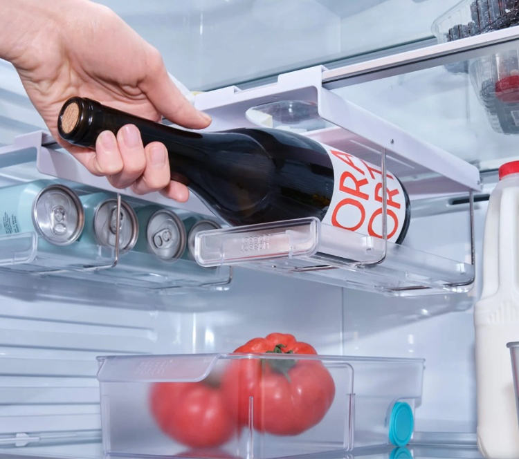 Flaskställ för kylen, JOSEPH JOSEPH UNDER SHELF BOTTLE HOLDER, Transparent / vit i gruppen Förvaring / Köksförvaring / Kylskåpsförvaring hos SmartaSaker.se (40601)