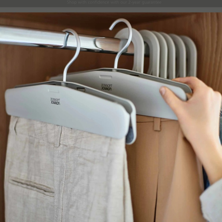 Galgar för byxor och kjolar, 2 st, ORDERLY EASY GRIP, Joseph Joseph, Grå-Beige i gruppen Förvaring / Garderobsförvaring / Galgar och hängare hos SmartaSaker.se (40900)