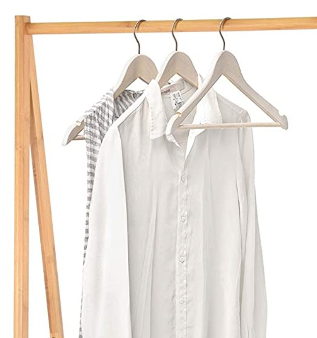 Galgar i trä, 3 st, LIVING, 45 cm, White wash i gruppen Förvaring / Garderobsförvaring / Galgar och hängare hos SmartaSaker.se (40909)