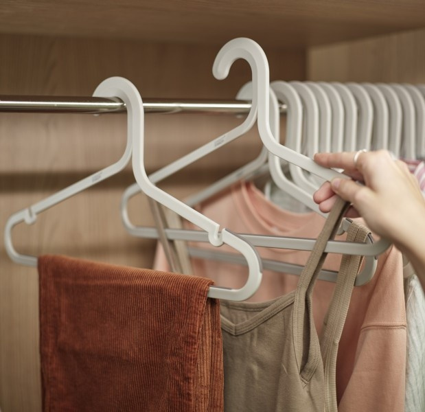 Galgar, Anti slip, 5 st, ORDERLY ANTI-TANGLE, Joseph Joseph, 41,5 cm, Grå-Beige i gruppen Förvaring / Garderobsförvaring / Galgar och hängare hos SmartaSaker.se (40916)