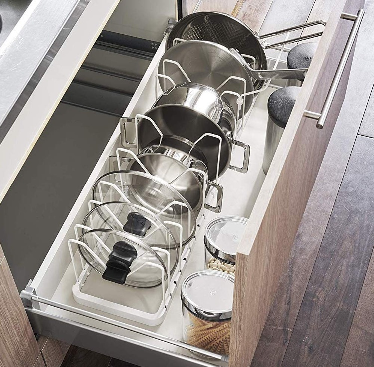 Grytlocks- & Stekpannsförvaring, Justerbar, TOWER, Yamazaki, Justerbar 45 - 82 cm, vit i gruppen Förvaring / Köksförvaring / Organisera köksskåp hos SmartaSaker.se (41047)