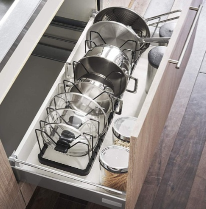 Grytlocks- & Stekpannsförvaring, TOWER, Yamazaki, Justerbar 45 - 82 cm, svart i gruppen Förvaring / Köksförvaring / Organisera köksskåp hos SmartaSaker.se (41049)