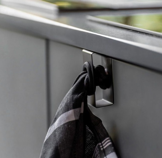 Handukshållare, över dörr, i metall, OUT DOOR, Svart i gruppen Förvaring / Köksförvaring / Organisera köksskåp / Krokar hos SmartaSaker.se (41067)