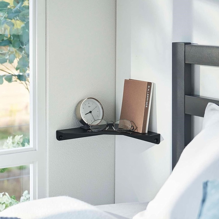 Hylla i metall, För hörn, TOWER CORNER SHELF, Yamazaki, Svart i gruppen Förvaring / Sovrumsförvaring hos SmartaSaker.se (41183)