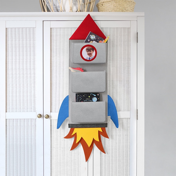 Hängande Förvaringsfickor, Rymdmotiv, ROCKET WALL POCKETS, 28 x H 85 cm, Grey i gruppen Förvaring / Barnrumsförvaring hos SmartaSaker.se (41272)
