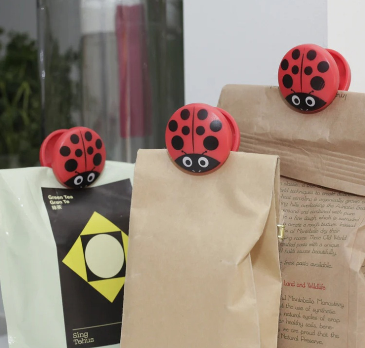 Klämmor, Nyckelpigor, 6 st, LADYBUG BAG CLIPS, Kikkerland, Röd / Svart i gruppen Förvaring / Köksförvaring hos SmartaSaker.se (41461)