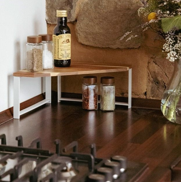 Kryddhylla för köksbänken, ACACIA SMALL CORNER SHELF, 30 x 30 x H 15cm, Vit / Brun i gruppen Förvaring / Köksförvaring / Organisera köksskåp / Kryddställ hos SmartaSaker.se (41595)