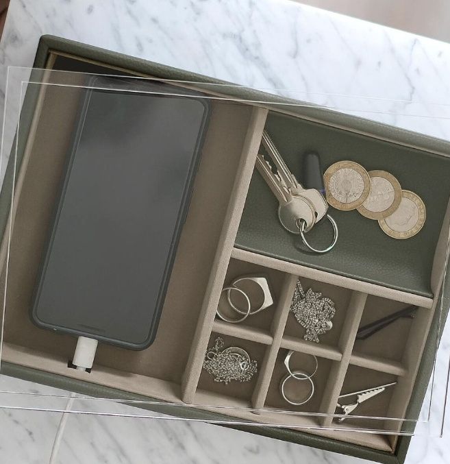 Låda för Accessoarer med displaylock, STACKERS VALET BOX, 18 x 25 x H 6 cm , Olivgrön i gruppen Förvaring / Sovrumsförvaring / Smyckesförvaring hos SmartaSaker.se (41730)