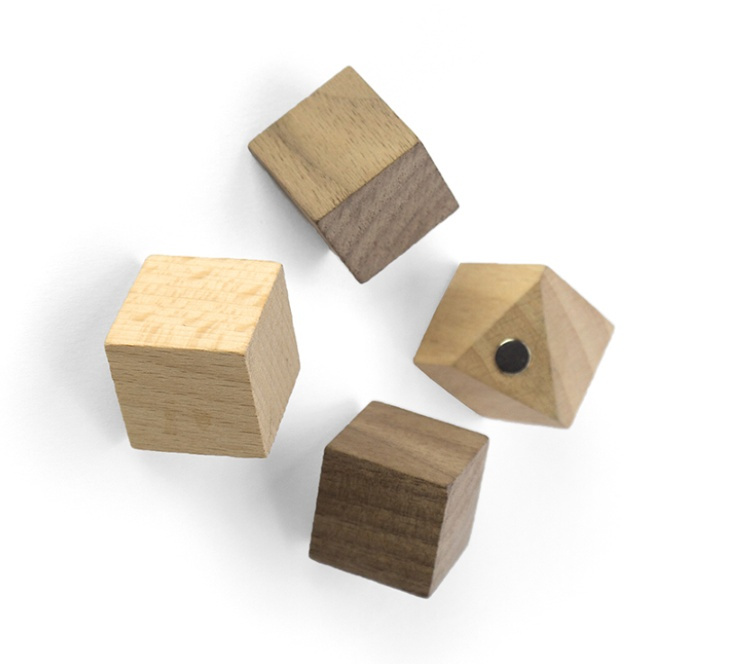 Magneter av trä, 4 st, WOOD CUBE 1,8 x 1,8 x 1,8 cm, Valnöt / Natur i gruppen Förvaring / Magneter och självhäftande hos SmartaSaker.se (41964)
