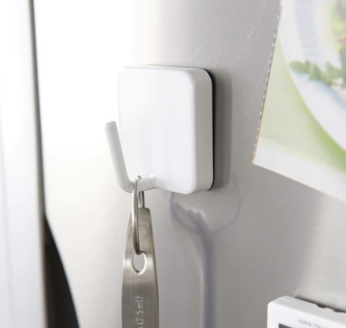 Magnetisk krok, MAGNET HOOK TOWER, 4,8 x 3,3 x H 4,8 cm, Yamazaki, Vit i gruppen Förvaring / Magneter och självhäftande / Magnetkrokar hos SmartaSaker.se (42058)