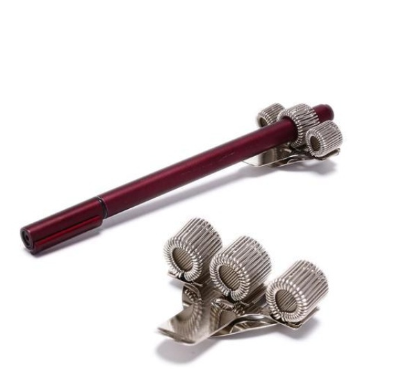 Pennhållare i metall för 3 pennor, TRIPLE PEN CLIP, Silver i gruppen Förvaring / Kontorsmaterial hos SmartaSaker.se (42402)