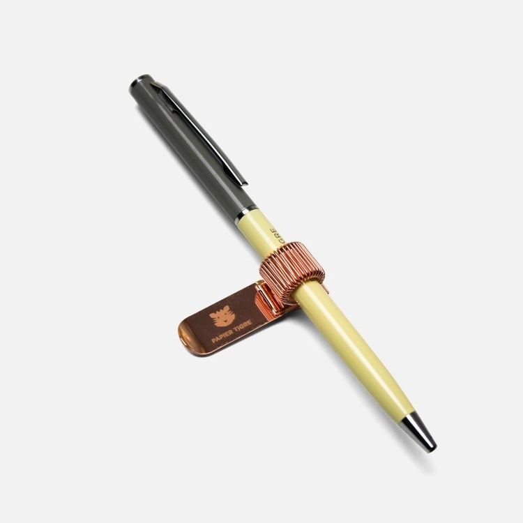 Pennhållare i metall, för 1 penna, PAPIER TIGRE PEN CLIP i gruppen Förvaring / Kontorsmaterial hos SmartaSaker.se (42403)