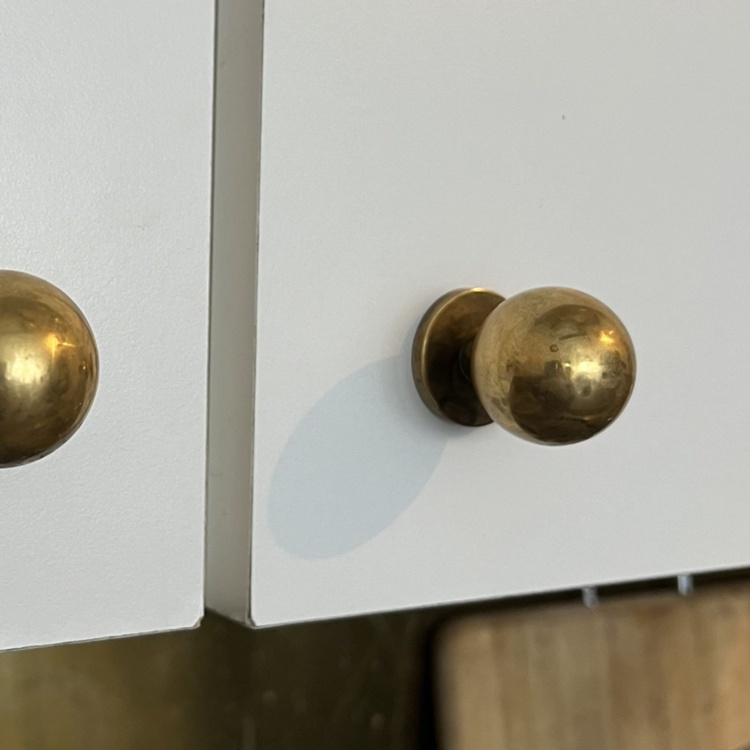 Rund knopp, THE KNOB, Ø 2,4 cm, Polerad mässing i gruppen Förvaring / Hallförvaring / Krokar och hängare hos SmartaSaker.se (42479)