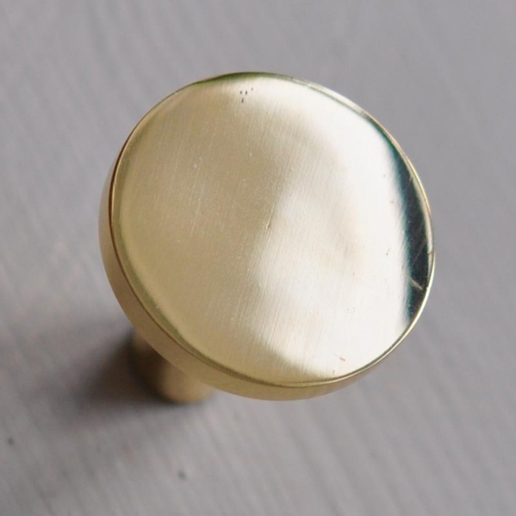 Rund krok / knopp EXMEZ, Ø 3 cm, Blank Mässing i gruppen Förvaring / Hallförvaring / Krokar och hängare hos SmartaSaker.se (42482)