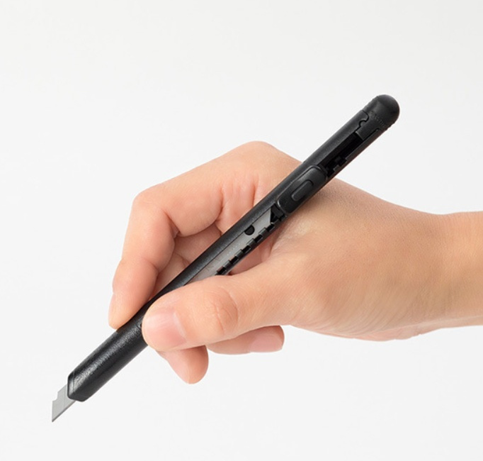 Skalpell, MIDORI PEN CUTTER,â 1 cm × 14 cm, svart i gruppen Förvaring / Kontorsmaterial hos SmartaSaker.se (42539)