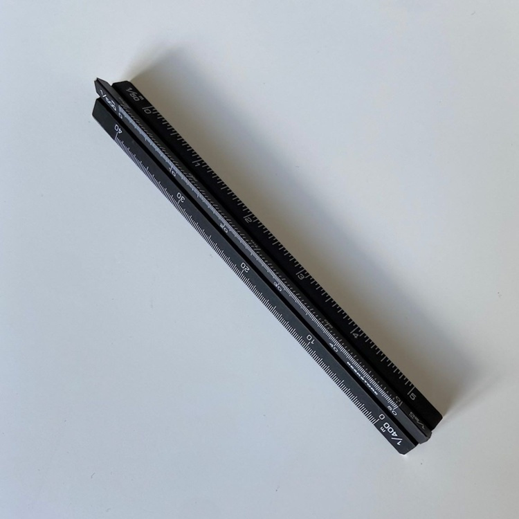 Skalstock Aluminium, Kort, DESKSTORE SCALE, 10 cm, Svart i gruppen Förvaring / Magneter och självhäftande hos SmartaSaker.se (42540)