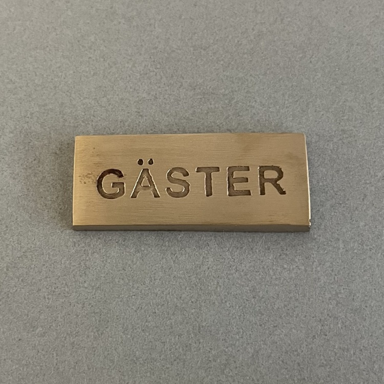 Skylt , GÄSTER, 5 x 2 cm, Exmez, Borstad Mässing i gruppen Förvaring / Magneter och självhäftande / Skyltar och etiketter hos SmartaSaker.se (42615)