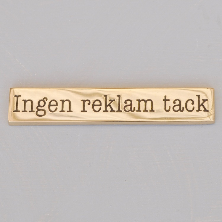 Skylt i mässing, INGEN REKLAM TACK, 9,5 x H 1,7 cm, Guld i gruppen Förvaring / Magneter och självhäftande / Skyltar och etiketter hos SmartaSaker.se (42618)