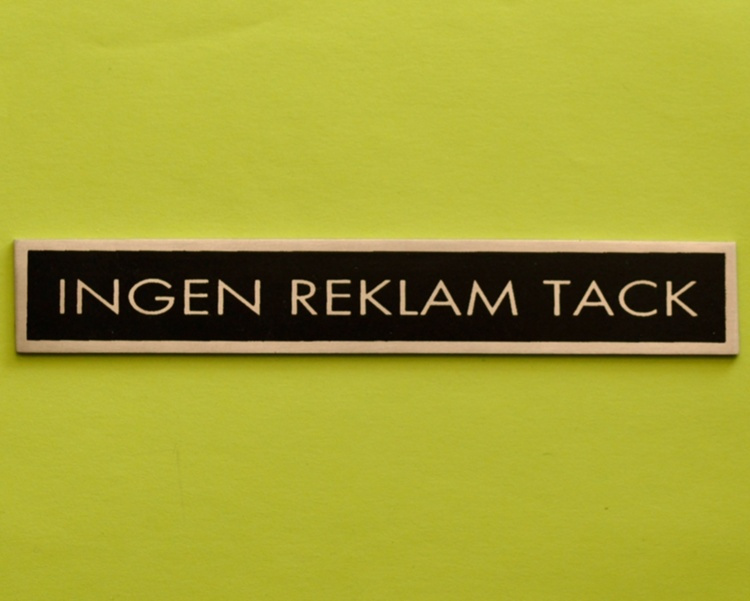 Skylt i Rostfritt stål, INGEN REKLAM TACK, 14 x H 2 cm, Silver / svart i gruppen Förvaring / Magneter och självhäftande / Skyltar och etiketter hos SmartaSaker.se (42619)