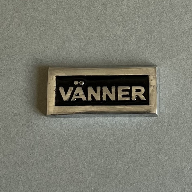 Skylt med ram, Aluminium, VÄNNER, Exmez, 4 x H 1,7 cm, Svart / Silver i gruppen Förvaring / Magneter och självhäftande / Skyltar och etiketter hos SmartaSaker.se (42621)