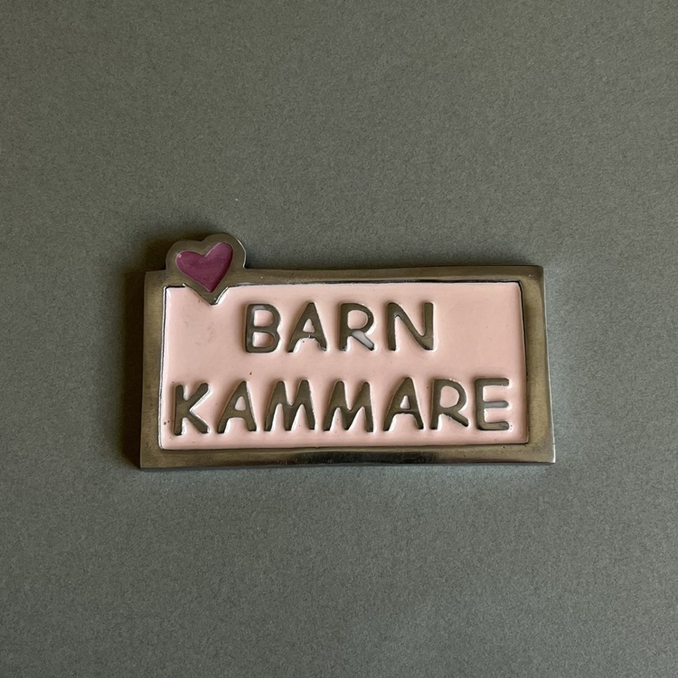 Skylt, BARNKAMMARE, 10 x 5,5 cm, Exmez, Sandgjuten aluminium, rosa i gruppen Förvaring / Magneter och självhäftande / Skyltar och etiketter hos SmartaSaker.se (42631)