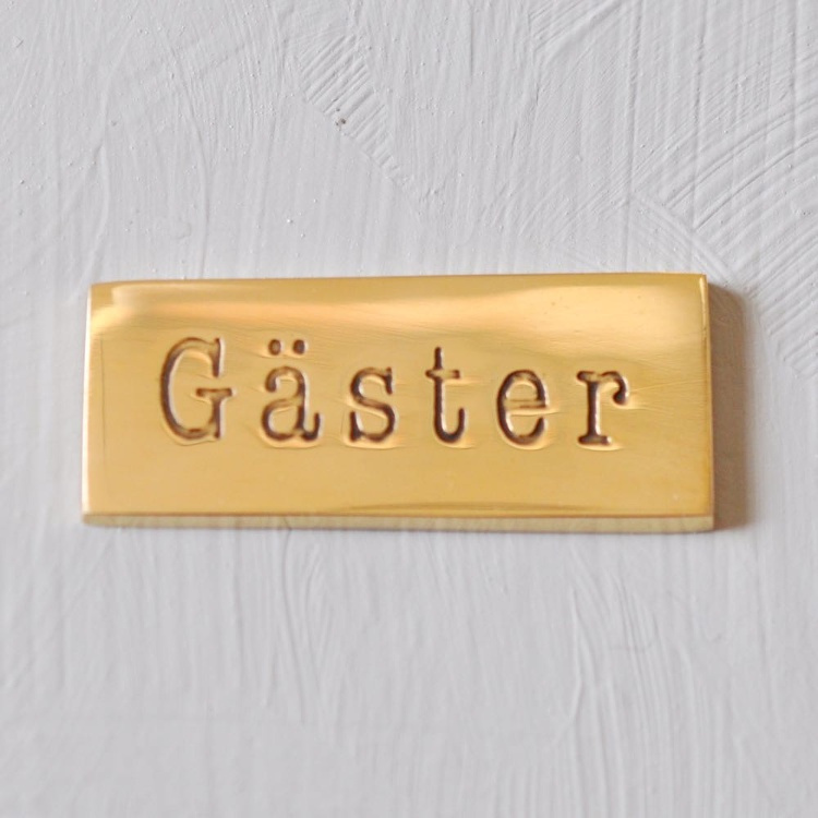 Skylt, GÄSTER, 4,8 x H 2 cm, Exmez, Polerad Mässing i gruppen Förvaring / Badrumsförvaring hos SmartaSaker.se (42632)