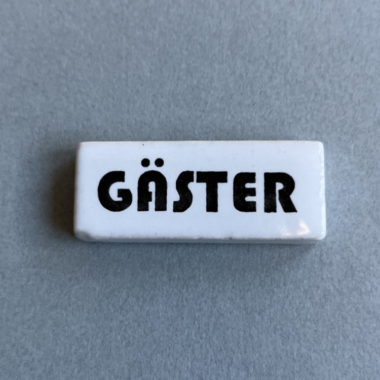 Skylt, i porslin, Bauhaus-stil, GÄSTER, 4,8 x H 2 cm, Vit i gruppen Förvaring / Magneter och självhäftande / Skyltar och etiketter hos SmartaSaker.se (42635)