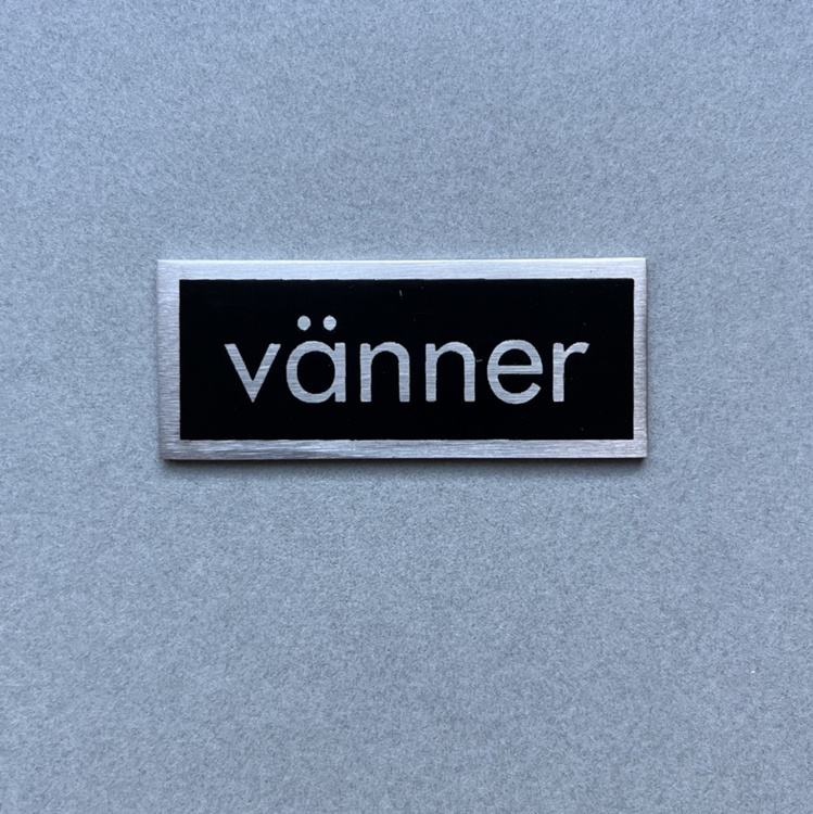Skylt, VÄNNER, 5 x 2 cm, Exmez, Rostfritt stål /svart i gruppen Förvaring / Magneter och självhäftande / Skyltar och etiketter hos SmartaSaker.se (42639)