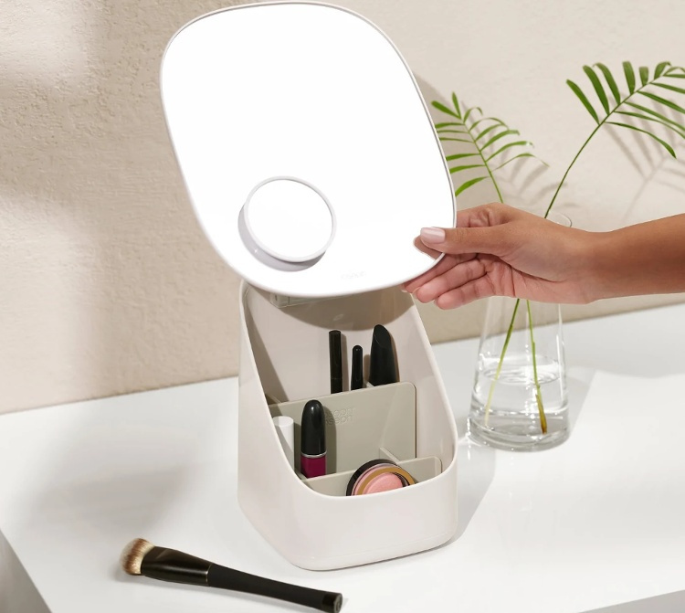Sminkspegel med förvaring, VIVA PEDESTAL MIRROR COSMETIC ORGANISER, Joseph Joseph, Benvit i gruppen Förvaring / Badrumsförvaring / Sminkförvaring hos SmartaSaker.se (42656)