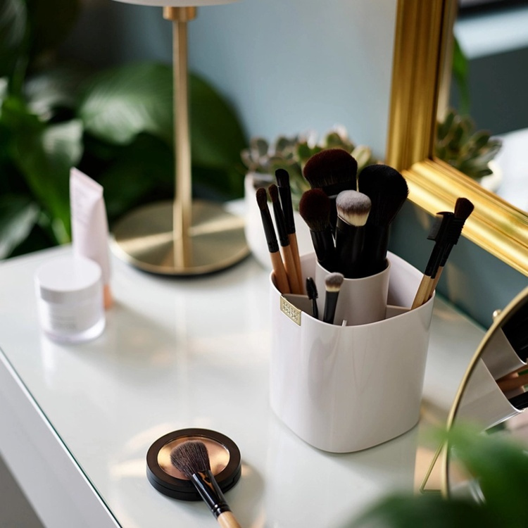 Sminkställ för penslar, VIVA MAKE UP BRUSH POT, Joseph Joseph, Benvit i gruppen Förvaring / Badrumsförvaring / Sminkförvaring hos SmartaSaker.se (42663)