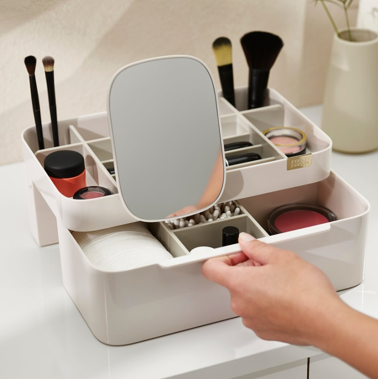Sminkställ med låda och spegel, VIVA LARGE COSMETIC ORGANISER, Joseph Joseph, Benvit i gruppen Förvaring / Badrumsförvaring / Sminkförvaring hos SmartaSaker.se (42674)