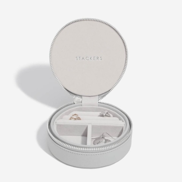 Smyckeskrin för resan, Rund, STACKERS, Ø 12 x H 4,5 cm, Pebble Grey i gruppen Förvaring / Förvaring på resa / Smyckesförvaring för resa hos SmartaSaker.se (42696)