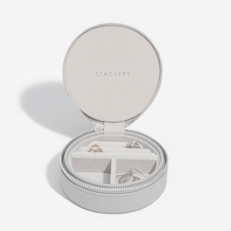 Smyckeskrin för resan, Rund, STACKERS, Ø 12 x H 4,5 cm, Pebble Grey i gruppen Förvaring / Förvaring på resa / Smyckesförvaring för resa hos SmartaSaker.se (42696)
