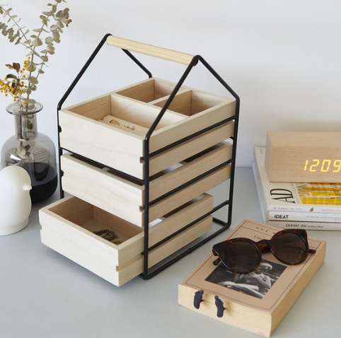 Smyckeskrin, WOODEN HOUSE, 19,5 x 17 x H 30 cm, Natur / Svart i gruppen Förvaring / Badrumsförvaring / Sminkförvaring hos SmartaSaker.se (42714)