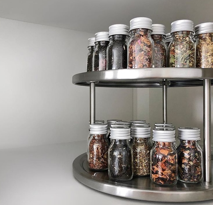 Snurrbricka i metall, 2 plan, CUPBOARD CAROUSEL, Ø 26,5 x H 16 cm i gruppen Förvaring / Köksförvaring / Organisera köksskåp / Kryddställ hos SmartaSaker.se (42730)