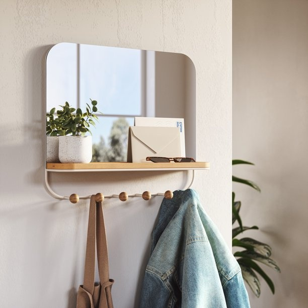 Spegel med Hylla och 6 krokar, ESTIQUE, Umbra, 46 x 10 x H 41 cm, Vit / Natur i gruppen Förvaring / Hallförvaring / Krokar och hängare hos SmartaSaker.se (42795)