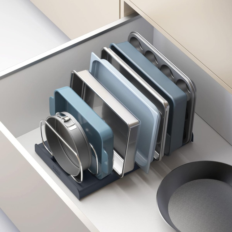 Ställ för plåtar och formar, BAKWARE ORGANISER, Joseph Joseph, 32,5 x 20,6x H 12,7 cm, Grå / Silver i gruppen Förvaring / Köksförvaring / Organisera köksskåp hos SmartaSaker.se (42872)