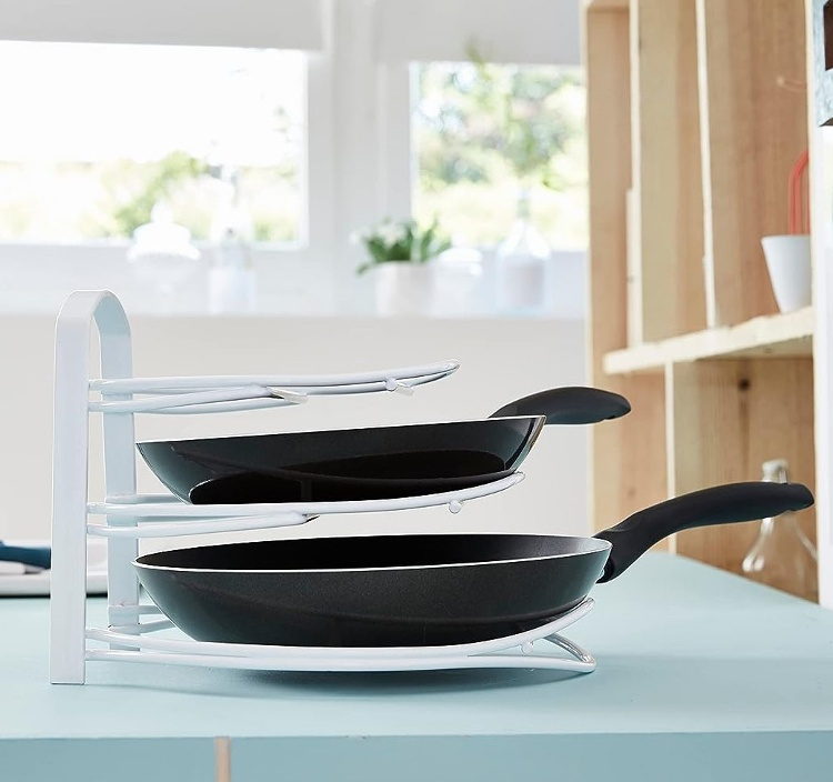 Ställ i metall för stekpannor eller tallrikar, 3 plan, KITCHEN ORGANIZER, vit i gruppen Förvaring / Köksförvaring / Organisera köksskåp hos SmartaSaker.se (42882)