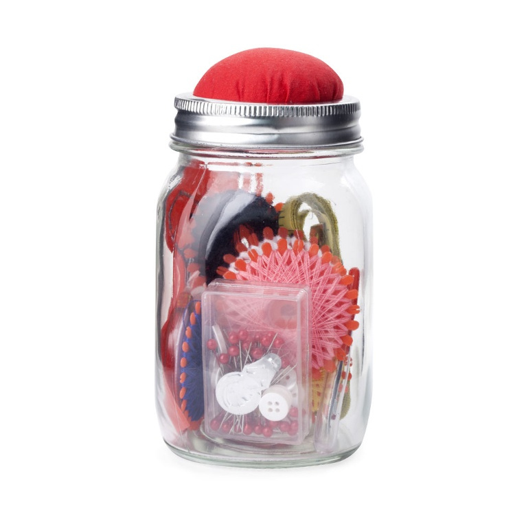 Sybehör i glasburk, MASON JAR SEWING KIT, Kikkerland, Klar / röd i gruppen Förvaring / Sovrumsförvaring / Smyckesförvaring hos SmartaSaker.se (42912)