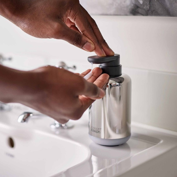 Tvålpump, EASY STORE LUXE, Joseph Joseph, Ø 7,5 x H 15,8 cm, Rostfritt stål i gruppen Förvaring / Badrumsförvaring hos SmartaSaker.se (43078)