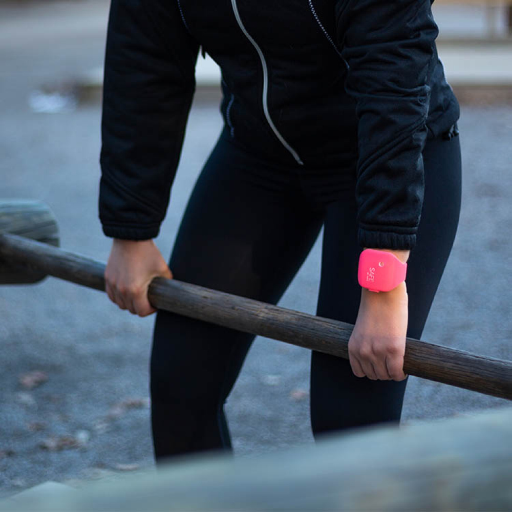 Armband med överfallslarm i gruppen Säkerhet / Trygghet / Personlig säkerhet hos SmartaSaker.se (12196)