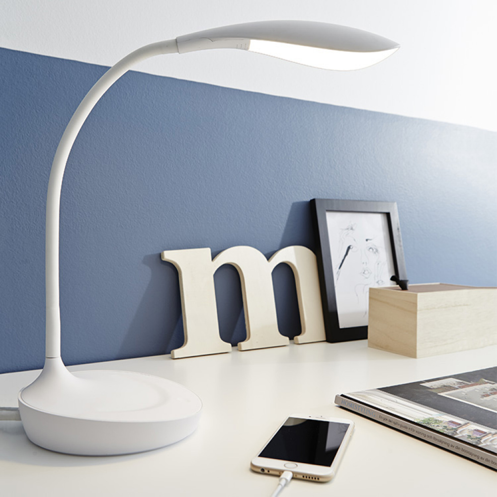 Bordslampa med USB-uttag i gruppen Belysning / Inomhusbelysning / Lampor hos SmartaSaker.se (12756)