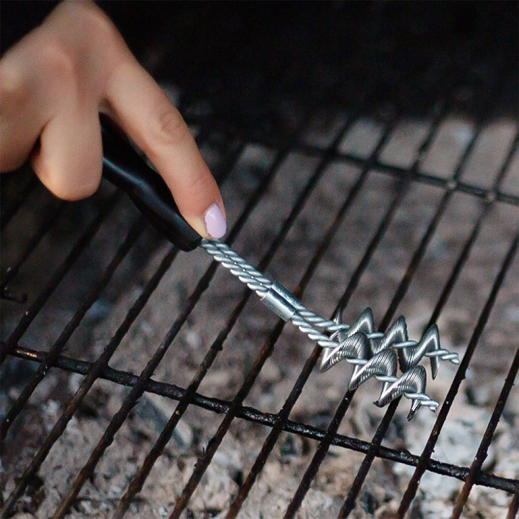 Liten grillborste i rostfritt stål i gruppen Hemmet / Grilltillbehör hos SmartaSaker.se (13247)