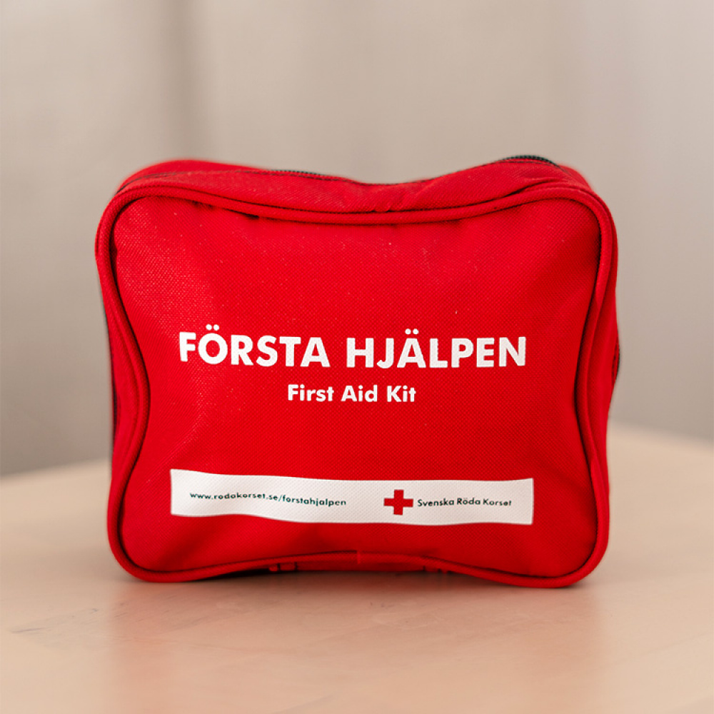 Röda Korsets Första hjälpen-väska, Mellan i gruppen Säkerhet / Krisberedskap hos SmartaSaker.se (13353-SET)