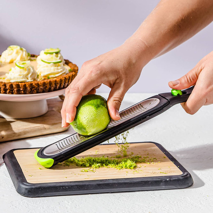 Zestjärn med avputtare i gruppen Hemmet / Kökssaker / Pressa, hacka och skala hos SmartaSaker.se (14481)